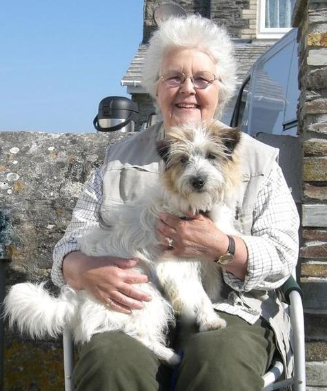 Stephanie Cole on the set of Doc Martin - I was so sad to see Auntie Joan gone from the story!!! Doc Martin Tv Show, Stephanie Cole, Martin Clunes, Galaxy Converse, Galaxy Vans, Port Isaac, Doc Martin, British Comedy, People Of Interest