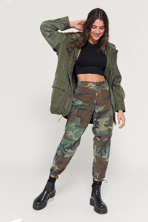 15 St. Patrick's Day Outfits - Cute Green Clothes and Accessories Cute Camo Outfits, Army Pants Outfit, Camo Pant, Camo Pants Outfit, Celana Fashion, Army Clothes, St Patrick's Day Outfit, Camo Outfits, Cargo Pants Outfit