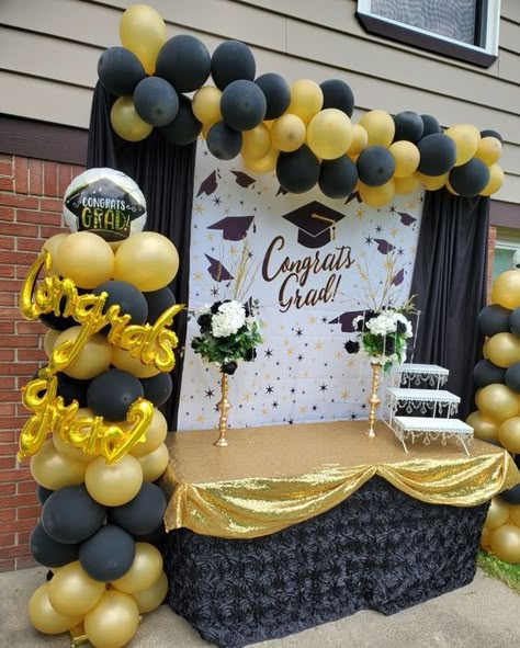 Graduation Simple Decorations, Backdrop Ideas For Graduation Party, Simple Graduation Decorations, Graduation Decoration Ideas Backdrops, Diy Graduation Party Decorations, High School Graduation Decorations, Graduation Backdrop Ideas, Middle School Graduation Party, Diy Graduation Backdrop