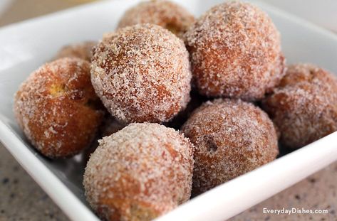 Use this recipe to make homemade, deep-fried pumpkin donut holes. Donut Holes Recipe, Fried Pumpkin, Pumpkin Donut Holes, Donut Hole Recipe, Pumpkin Donut, Pumpkin Doughnut, Pumpkin Spice Donut, Donut Holes, Everyday Dishes