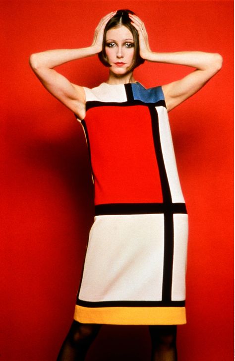 Susan Moncur in Saint Laurent’s homage to Piet Mondrian cocktail dress, 1965 Mondrian Chair, Mondrian Nails, Mondrian Architecture, Mondrian Painting, Mondrian Dress, Mondrian Art, Sixties Fashion, Retro Mode, Piet Mondrian