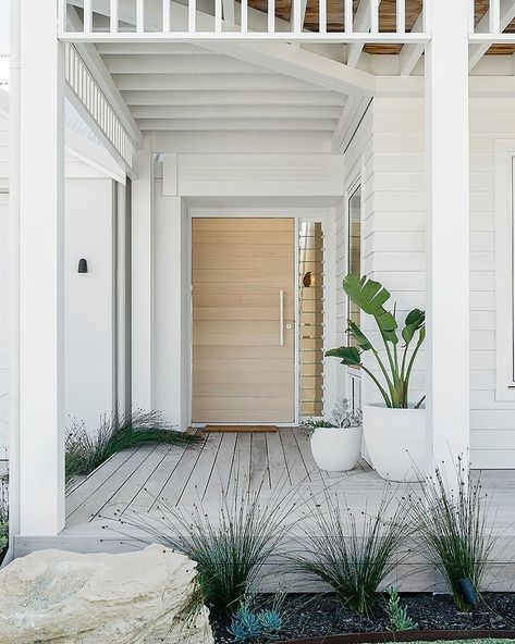 Kristie Simpson (@kristiesimpsoncreative) • Instagram photos and videos Office At Front Of House, Coastal Facade, Backyard Shop, Hamptons House Exterior, Front Door Plants, Weatherboard House, Casa Clean, Outdoor Paving, House Front Porch