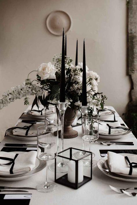 Black Wedding Set Up, Luxe Black And White Wedding, Black White Minimalist Wedding, Monochrome Wedding Table Setting, Black Table Set Up, Monochrome Table Setting, Black White Wedding Flowers, Black And White Head Table Wedding, White And Black Table Decor