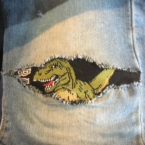 15 Times People Saved Ruined Clothes With Some Creativity Ruined Clothes, Pen Stain, Visible Mending, Knee Patches, Patched Jeans, Jeans Diy, Sashiko, Upcycle Clothes, Sewing Clothes