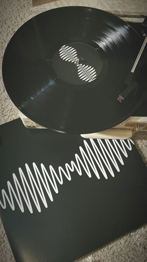 Grunge Records Aesthetic, Artic Monkeys Vinyl Record, Arctic Monkeys Vinyl Record, Vinyl Aesthetic Bedroom, Am Record, Arctic Monkey Vinyl, Am Aesthetic Arctic Monkeys, Neighborhood Aesthetic Band, Arctic Monkeys 2013