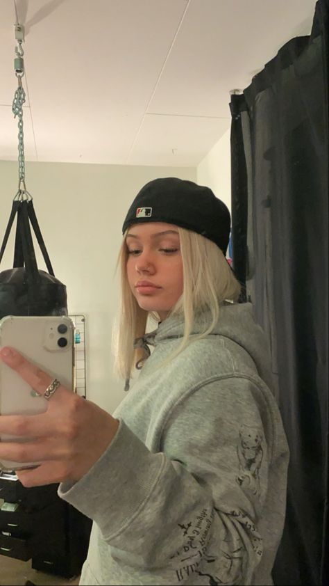 Iphone saga stq hoodie outfit fashion keps cap girl with cap blond hair light blond hair hairstyle nosering nosepiercing instagram story Women Caps Outfit, Hoodie And Cap Outfit, New Era Cap Outfit Woman Style, Girls With Caps Outfits, Fitted Caps Outfit, Cap Girl Style, New Era Cap Outfit Woman, Girl With Cap Aesthetic, Girls Wearing Caps