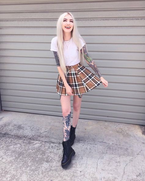 Indie Scene Style, Medium Scene Hair, Curly Scene Hair, Long Scene Hair, Mini Skirts Fashion, Indie Scene Hair, Indie Scene, Short Scene Hair, Girls With Tattoos