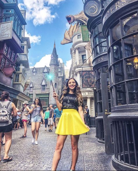 20 Most Instagrammable Photo Spots at the Wizarding World of Harry Potter Disney World Outfits Summer, Universal Studios Orlando Trip, Universal Studios Outfit, Disney Universal Studios, Disney Outfits Women, Theme Park Outfits, Harry Potter Universal Studios, Disney Christmas Shirts, Cute Disney Outfits