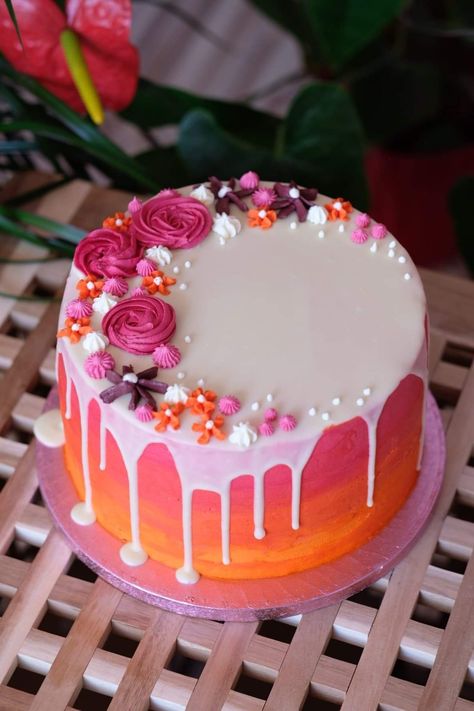 Ombre Flower Cake, Sunrise Cake Design, Sunset Cake Design, Cake With Piped Flowers, Ombre Cake Ideas, Ombre Cake Frosting, Drip Cake With Flowers, Sunrise Cake, Sprinkle Drip Cake