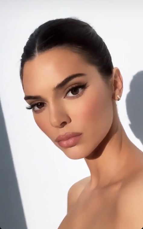 Kendall Jenner Makeup Looks, Maquillage Kylie Jenner, Make Up Diy, Stile Kendall Jenner, Kendall Jenner Makeup, Dag Make Up, Mekap Mata, Foundation Routine, Jenner Makeup