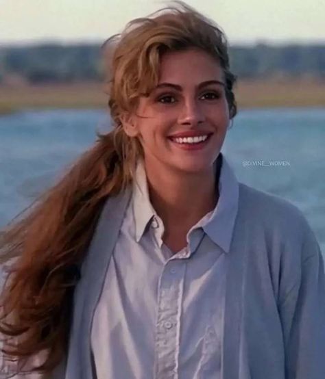 Sleeping With The Enemy, Julia Roberts Style, Divine Women, Moms Favorite, Haircuts Straight Hair, Favorite Movie, Julia Roberts, Gold Hair, American Actress