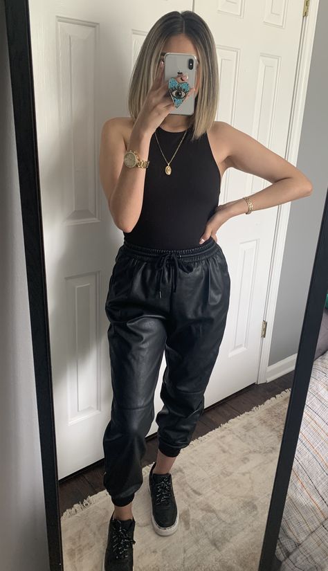 Leather Jogging Pants Outfit, Jogger Leather Pants Outfit, Leather Cargo Joggers Outfit, Style Black Leather Joggers, Jogger Piel Outfit, Leather Joggers Outfit, Black Leather Joggers, Leather Pants Outfit Casual, Leather Jogging Pants