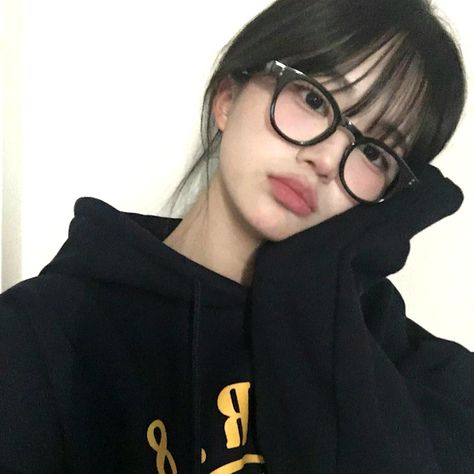 Ulzzang Glasses, Bangs And Glasses, Cute Glasses Frames, People With Glasses, Nerdy Glasses, Glasses Inspiration, Ideal Girl, Glasses Makeup, Hairstyles For Layered Hair