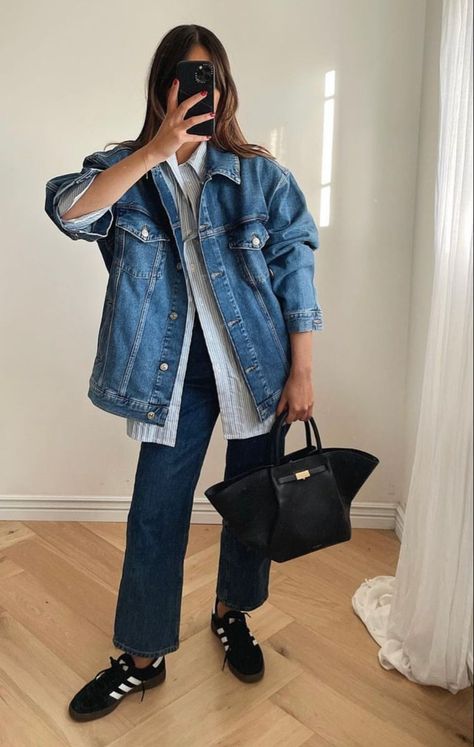 Oversized Jean Jacket Outfit, Adidas Samba Outfits, Fall Weekend Outfits, Samba Outfits, Mode Adidas, Adidas Samba Outfit, Samba Outfit, Look Adidas, Jean Jacket Outfits