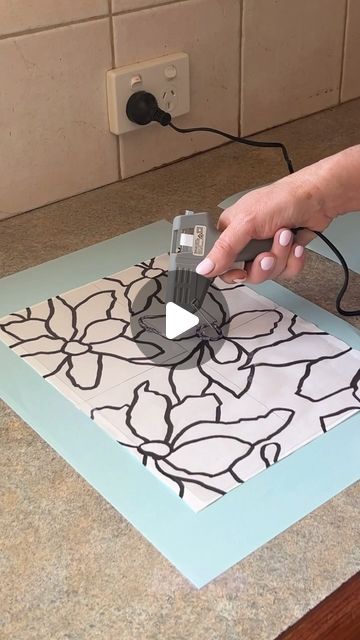 Diy Hot Glue Crafts Home Decor, Hot Glue Art Diy, Stencil Designs Creative, Art With Hot Glue, Hot Glue Art On Canvas Diy, Hot Glue Painting, Acetate Art, Textured Art Ideas, Hot Glue Crafts