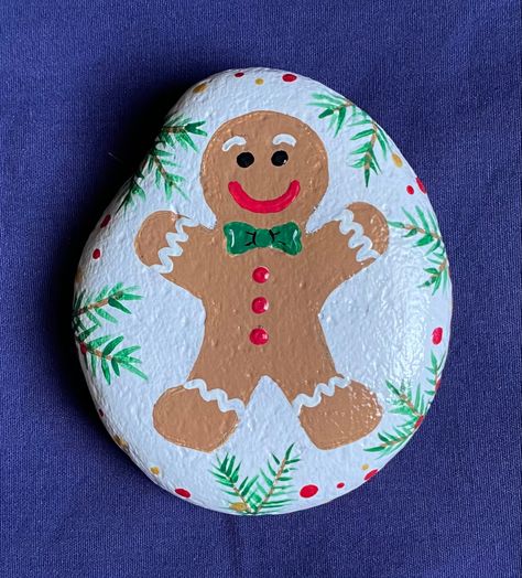 Pebble Painting Christmas, Gingerbread Man Painting Ideas, Gingerbread Rock Painting, Painting Rocks Christmas Ideas, Painting Christmas Rocks, Christmas Rock Paintings, Painted Rocks For Christmas, Christmas Painted Stones, Xmas Rock Painting Ideas