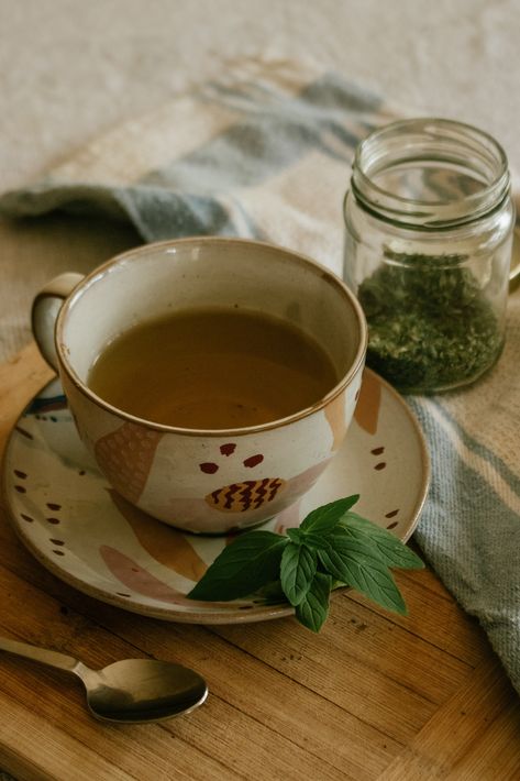 How to dry mint at home to make peppermint tea with. An easy recipe for making your own homemade peppermint tea using fresh peppermint leaves that have been dried to brew a fresh cup of mint tea. Drying the mint leaves helps increase the shelf-life of the tea leaves, meaning you can enjoy this dried mint tea for months and reap the health benefits year round! Peppermint Tea Aesthetic, Mint Tea Aesthetic, Peppermint Aesthetic, Tea Time Aesthetic, Leaves Meaning, Drying Mint Leaves, Autumn Birthday, Spearmint Tea, Tea Brewing