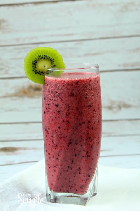 Kiwi And Berry Smoothie, Kiwi Berry Smoothie, Kiwi Berry, Kiwi Smoothie Recipes, Kiwi Recipes, Kiwi Berries, Berry Smoothie Recipe, Kiwi Smoothie, Recipes Simple