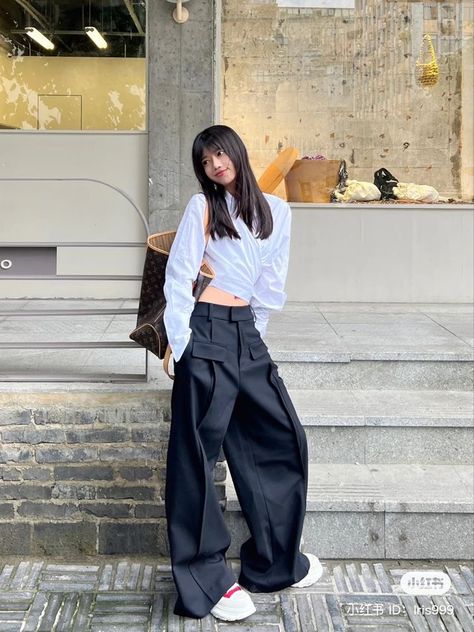 Small Top Big Pants Outfit Aesthetic, Small Top Big Pants Outfit, Casual Asian Fashion, Big Pants Outfit, Big Pants, Korea Fashion, 가을 패션, Edgy Outfits, Korean Outfits