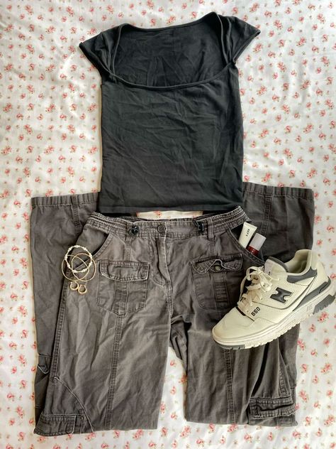 Brandy Cargo Pants Outfit, How To Style Grey Cargo Pants, Outfits With Grey Cargo Pants, Kim Cargo Pants Brandy Melville, Grey Cargos Outfit, Fall Outfits New Balance, Grey Cargo Outfit, New Balance Outfit Ideas, Grey Cargo Pants Outfit