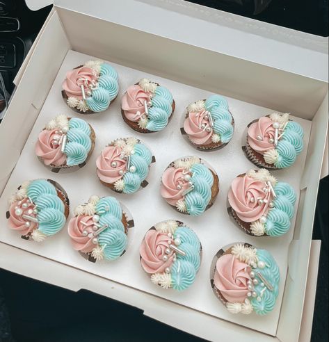 Food Table Gender Reveal, Gender Reveal Cupcake Ideas Pink Blue, Gender Reveal Desserts Treats, Cupcakes For Gender Reveal Party, Gender Reveal Cupcake Ideas Simple, Cupcake Gender Reveal Ideas, Gender Reveal Cupcakes Pink And Blue, Gender Reveal Party Cookies, Gender Reveal Dessert Ideas