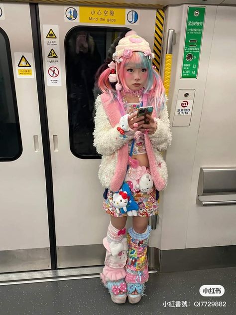 Harajuku Fashion Aesthetic, Harajuku Fashion Decora, Decora Outfits, Mode Gyaru, Decora Harajuku, Decora Fashion, Harajuku Decora, Japanese Fashion Trends, Kawaii Outfit Ideas