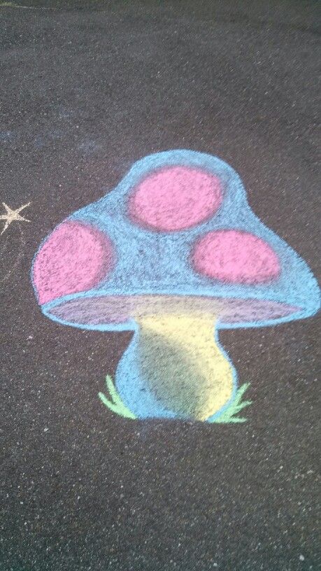 Shroom sidewalk chalk doodle :) Indie Chalk Art, Easy Chalk Doodles, Chalk Drawing Ideas Easy, Chalk Doodles Sidewalk, Chalk Drawing Ideas Sidewalk, Street Chalk Art Easy, Things To Make With Chalk, Trippy Chalk Art, East Chalk Art