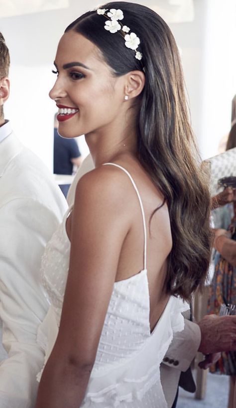 Wedding Hair Down With Jewels, Bride Curtain Bangs, Celeb Wedding Hair, Wedding Straight Hair Down, Sleek Down Hairstyles Wedding, Classy Medium Hairstyles, Wedding Guest Hairstyles Middle Part, Lose Wedding Hair, Bride Hairstyles With Headband And Veil