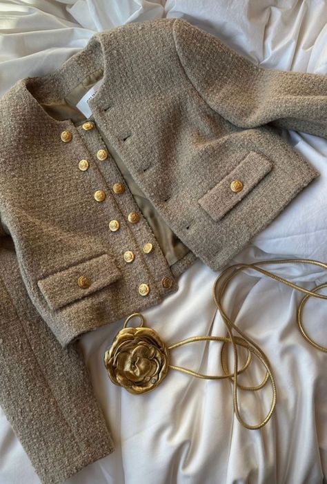 Tweed Jacket Outfit, Tweed Fashion, Chanel Style Jacket, Jacket Outfit Women, Mode Zara, Chanel Jacket, Fashion Top Outfits, Elegante Casual, Fashion Mistakes