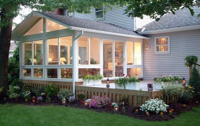 I love sunrooms! ♥ Like how this one leads to the hot tub. Four Season Sunroom, Deck Skirting, Balkon Decor, 4 Season Room, 3 Season Room, Four Seasons Room, Screened Porch Designs, Sunroom Addition, Three Season Room