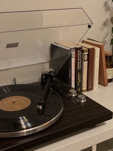 Old Record Player Aesthetic, Vinyle Aesthetic, Record Aesthetic, Vinyl Corner, Record Player Aesthetic, Records Aesthetic, Player Aesthetic, Aesthetic Vinyl, Vinyl Shelf