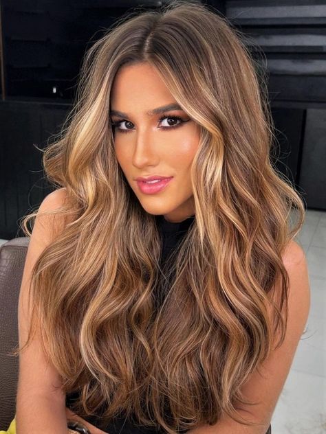 Light Golden Brown Money Piece Hairstyle Khole Kardashian, Money Piece Hair, Golden Brown Hair, Honey Brown Hair, Golden Blonde Hair, Bridesmaids Hair, Money Piece, Spring Hair Color, Dirty Blonde Hair