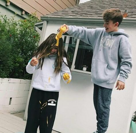 Sisters Goals, Buty Marki Nike, Siblings Goals, Maddie And Mackenzie, Boy Best Friend Pictures, Kenzie Ziegler, Johnny Orlando, Sister Photos, Mackenzie Ziegler