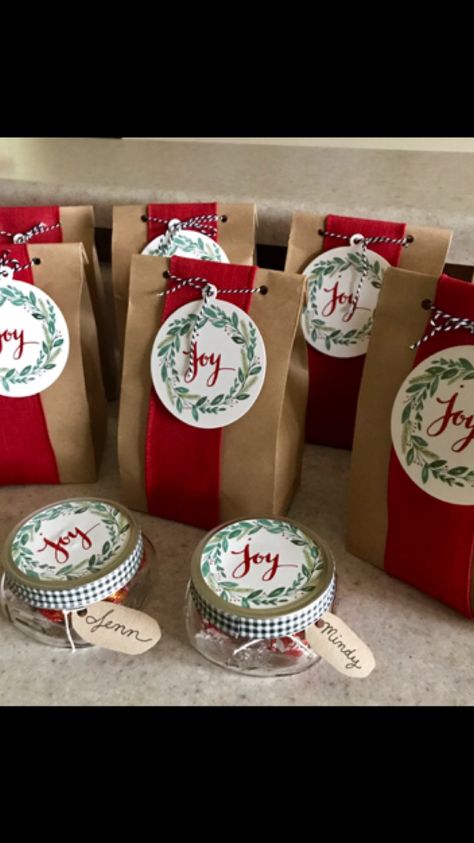 Brown bags and red ribbon Brown Lunch Bag Gift Bag Wrapping Ideas, Kraft Bag Christmas Packaging Ideas, Brown Bag Christmas Wrapping, Brown Paper Bag Decoration Ideas, Christmas Cookies Packaging, Paper Bag Crafts, Kids Work, Reindeer Gifts, Gift Bags Diy