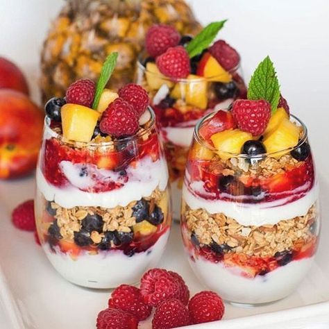 Parfait  Necesitas :  Yogurt griego  Fruta: fresas , arándanos , piña Granola  #sano_y_delicioso Best Parfait Recipe, Easy Parfait Recipes, Breakfast Rotation, Parfait Yogurt, Fruit Parfait Recipes, Easy Parfait, Fruit And Yogurt Parfait, Fruit And Yogurt, Dishes Recipe