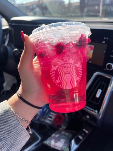 Mango Dragon Fruit Starbucks Drink, Mango Smoothie Aesthetic, Mango Dragon Fruit Starbucks, Starbux Drinks, Starbucks Dragonfruit Refresher, Mango Dragonfruit Refresher Recipe, Mango Dragonfruit Refresher Starbucks, Starbucks Drinks Refreshers, Starbucks Drink Aesthetic