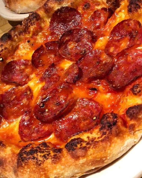 spicy salami pizza (source) Pizza Salami, Salami Pizza, La Food, Eat Your Heart Out, Vegan Options, Tasty Food, Pepperoni Pizza, Instagram A, Food And Drink