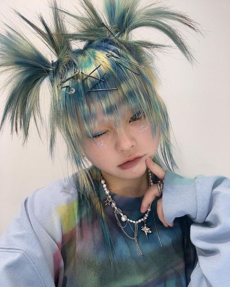 Maximalist Hairstyle, 90s Punk Hair, Unusual Hairstyles, Harajuku Hair, Estilo Cyberpunk, Dyed Hair Inspiration, Punk Hair, Pretty Hair Color, Hair Reference