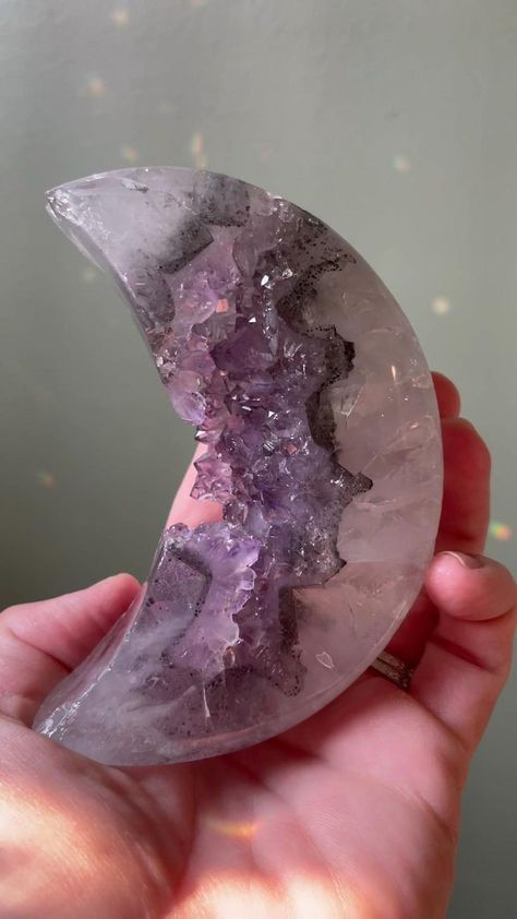 Witchy Healing, Crystal Room, Crystal Vibes, Crystal Home Decor, Crystal Aesthetic, Tapeta Galaxie, Spiritual Crystals, Pretty Rocks, Druzy Crystal