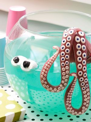 HALLOWEEN -  party ideas. the octopus punch kills me. Pina Colada Punch, Edible Crafts, Party Punch, Monster Birthday, Pirate Birthday, Sea Birthday, Under The Sea Party, Halloween Drinks, Monster Party