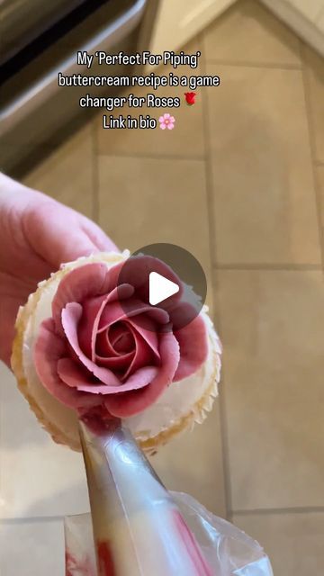 Alice Ward on Instagram: "If you’re struggling to get smooth results with no air bubbles - this is the recipe you need! It’s so easy and has helped so many people achieve the results they want 🌹🌷🌸 I explain the method in clear detail with easy to follow instructions.  Suitable for all flowers and can be used as a filling or coating for big cakes too it’s a great recipe to have!  The recipe is also available in Spanish and French. It can be found on the website in the ‘Digital Downloads’ section (it is not a video tutorial)  Thank you to the people who have bought it so far. Once purchased you will be sent the file by email and it should be downloaded within 30 days so don’t forget to download it if you’ve purchased! 💗🌸 . #cake #cakedecorating #rosecupcake #roses #buttercream #buttercr Buttercream Roses Tutorial, Buttercream Recipe For Piping, Buttercream Flowers Tutorial, Piping Buttercream, Frosting Flowers, Cupcake Videos, Cupcake Decorating Tips, Buttercream Roses, Buttercream Flower Cake