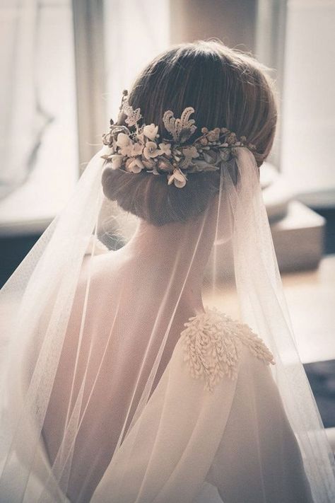 The Prettiest Bridal Veil And Hairstyle Pairings Short Bridal Hair, Vintage Updo, Classic Wedding Hair, Bridal Hair Veil, Wedding Hair Up, Flowers In Her Hair, Fotografi Vintage, Wedding Hairstyles With Veil, Veil Hairstyles