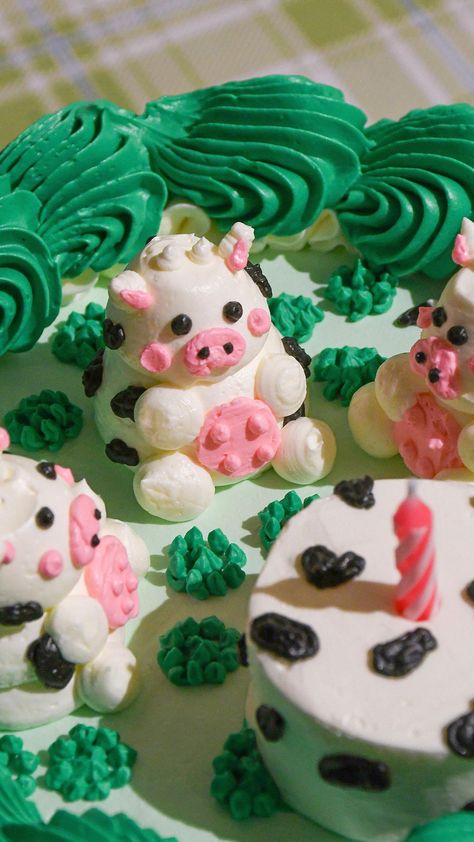 Strawberry Cow Cake, Cow Cake Ideas, Buttercream Animals, Cute Cow Cake, Cow Cake Pops, Weird Cakes, Cloud Cakes, Cow Birthday Cake, Cow Cake