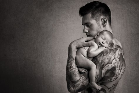 5 ways to take amazing dad and baby pics Parent Poses, Newborn With Parents, Newborn Picture Ideas, Family Studio Photography, Foto Newborn, Newborn Ideas, Baby Photoshoot Boy, Father And Baby, Dad And Baby