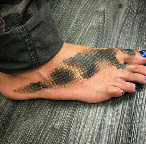 Snake Foot Tattoo, Snake Skin Tattoo, Practice Tattoos, Colored Tattoos, Cute Foot Tattoos, Tats Ideas, Tattoo 3d, Neo Tattoo, Snake Tattoos