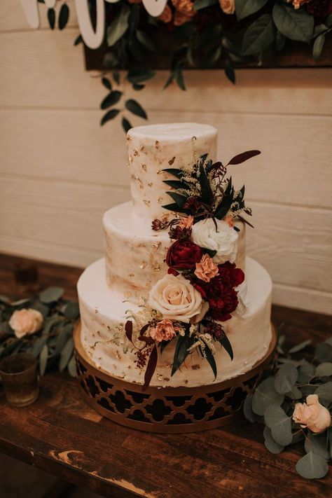 White Fall Wedding Cake, Wedding Cake Designs Burgundy And Gold, Maroon White Gold Wedding, Wedding Cake Rustic Theme, Wedding Cakes Wine Color, Maroon Themed Wedding Cake, Green And Red Wedding Cake, Fall Wedding Cake Ideas Burgundy, Wedding Cake Designs Red And White