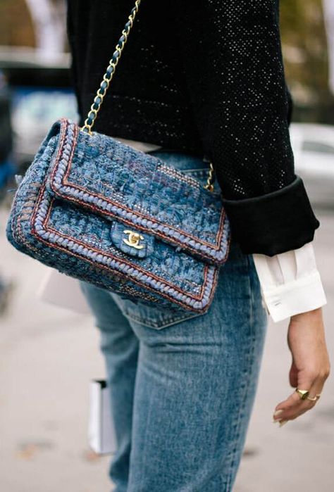 Street Style, Paris FW Denim Bag Outfit Street Styles, Tweed Bag Outfit, Denim Bag Outfit, Chanel Tweed Bag, Recycling Jeans, Chanel Denim, Tweed Handbag, Sparkly Outfits, Tweed Bag