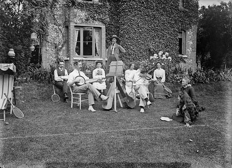 115 1920s Garden Party Photos and Premium High Res Pictures - Getty Images Alma Mahler, Gustav Mahler, Lawn Party, Colorized Photos, Garden Pictures, Music Party, Antique Photos, High Resolution Photos, White Photo