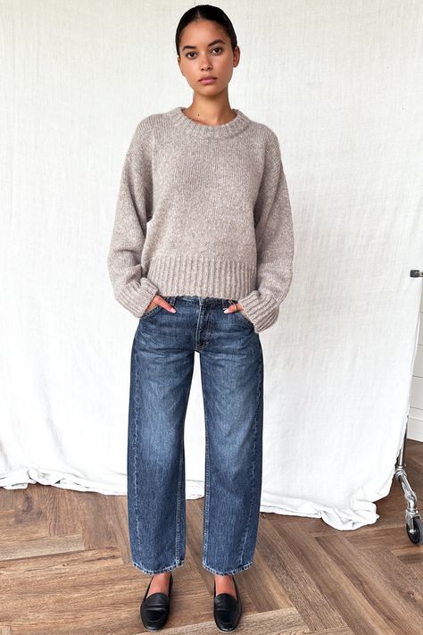 Barrel Denim Outfit, Barrel Pants Outfit Winter, Barrel Leg Trouser Outfit, Barrel Jeans Winter Outfit, Fall Barrel Jean Outfits, Outfits With Barrel Jeans, Barrel Leg Pants Outfit, Barrel Jean Outfit, Styling Barrel Leg Jeans