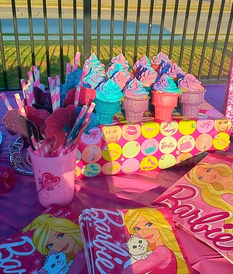 Cupcake cones for a barbie beach party (swim party) Barbie Beach Party, Barbie Pool, Barbie Cupcakes, Barbie Pool Party, Barbie Beach, Barbie Party Decorations, Barbie Birthday Cake, Cupcake Cones, Barbie Theme Party